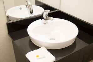 Standardzimmer, 2 Queen-Betten, Nichtraucher | Badezimmer | Dusche, Handtücher