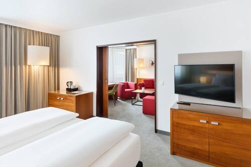 Suite júnior | Minibar, caixa forta a l'habitació, escriptori i cortines opaques