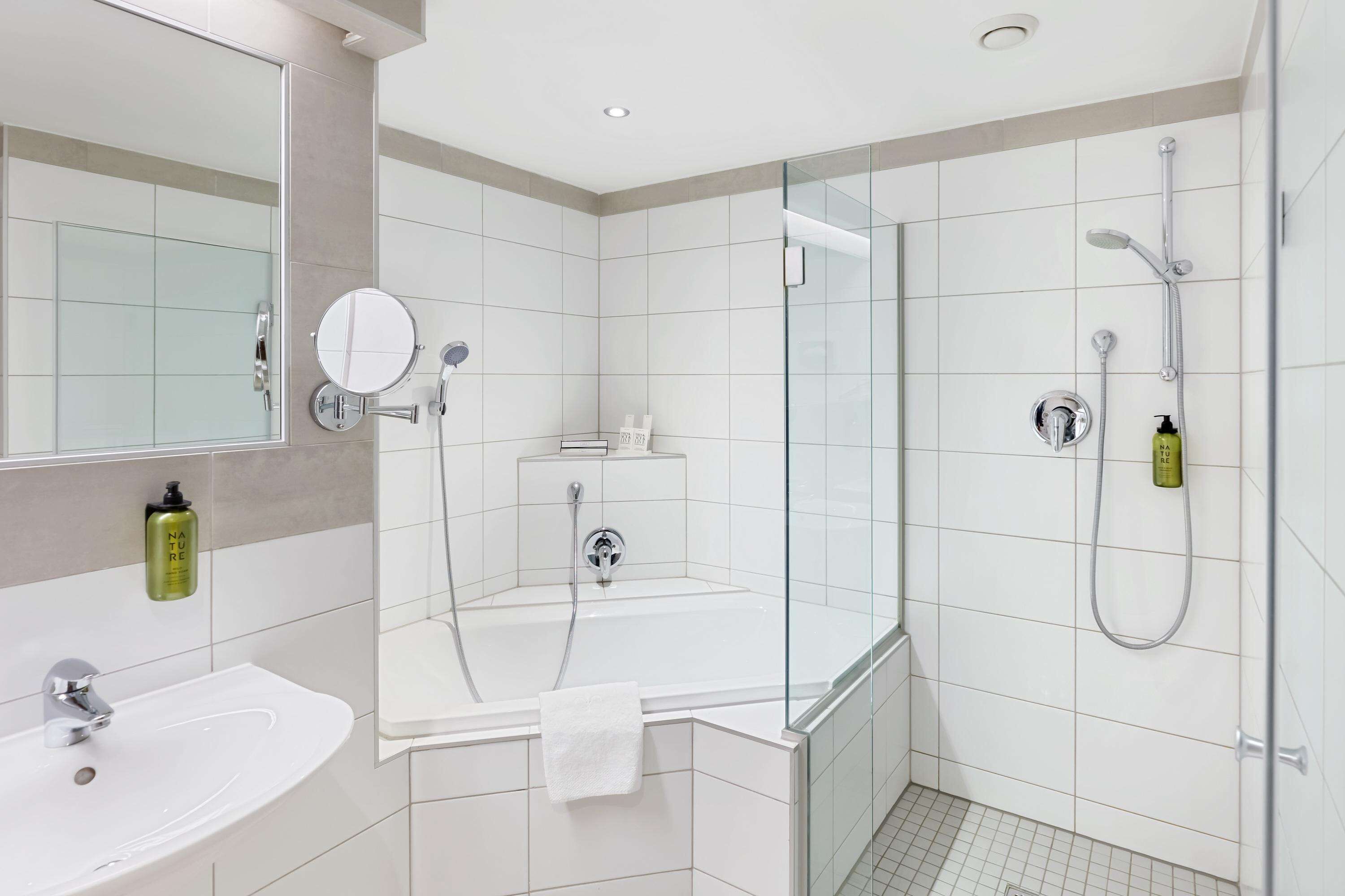 Junior-Suite | Badezimmer | Badewanne, Haartrockner, Handtücher
