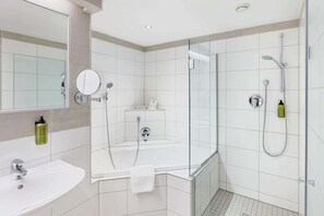 Suite junior | Baño | Tina, secadora de cabello, toallas 