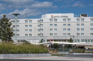 Un gran edificio moderno de hotel con varios pisos y un letrero llamativo que dice 'HOTEL EUROPA'.