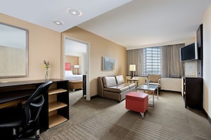 防过敏的被褥、羽绒被、办公桌、笔记本电脑工作区