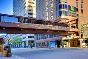 A hotel entrance with a sign for guest registration and valet parking.