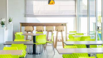 Petit déjeuner buffet servi tous les jours en supplément