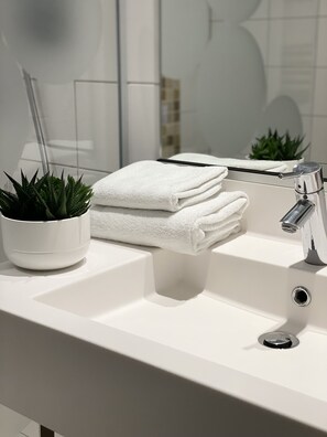 Articles de toilette écologiques, sèche-cheveux, serviettes fournies