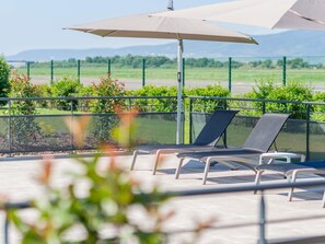 Seasonal outdoor pool, pool umbrellas, pool loungers - ibis Styles Colmar Nord (Colmar)