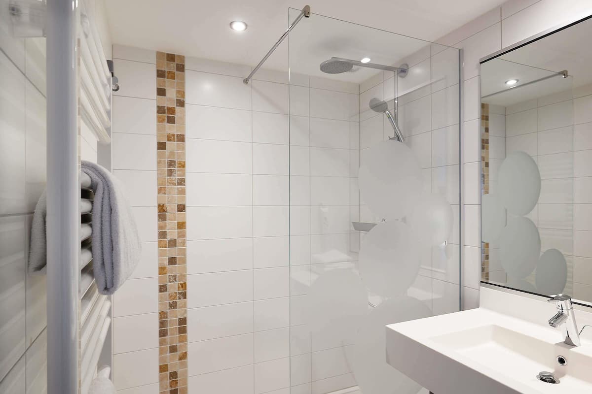 Ropa de cama de alta calidad, cortinas opacas, sistema de insonorización