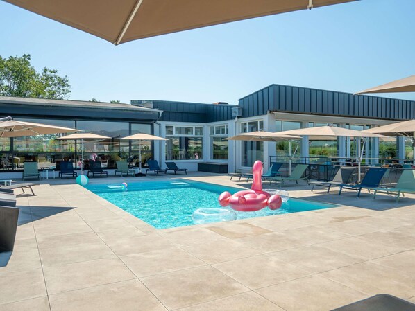 Seasonal outdoor pool, pool umbrellas, pool loungers - ibis Styles Colmar Nord (Colmar)