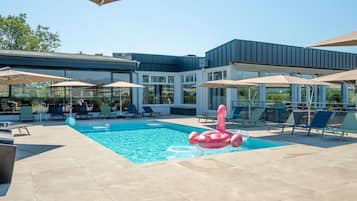 Piscine extérieure (ouverte en saison), parasols de plage