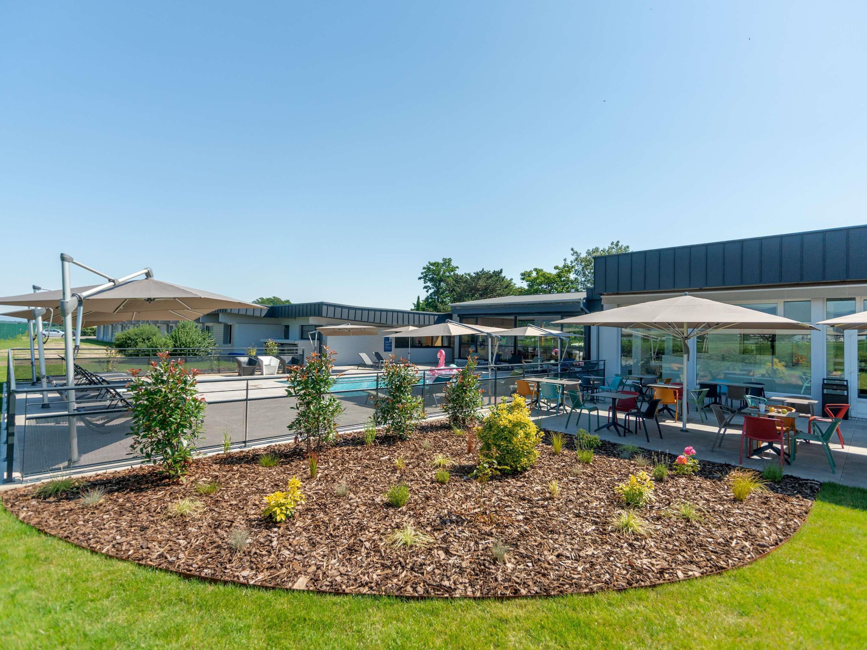 Piscine extérieure (ouverte en saison), parasols de plage