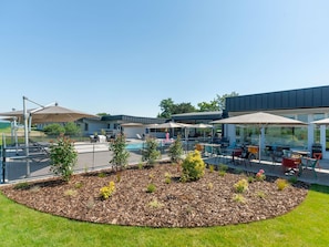Piscine extérieure (ouverte en saison), parasols de plage