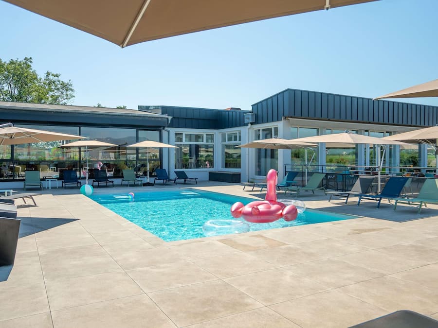 Piscine extérieure (ouverte en saison), parasols de plage