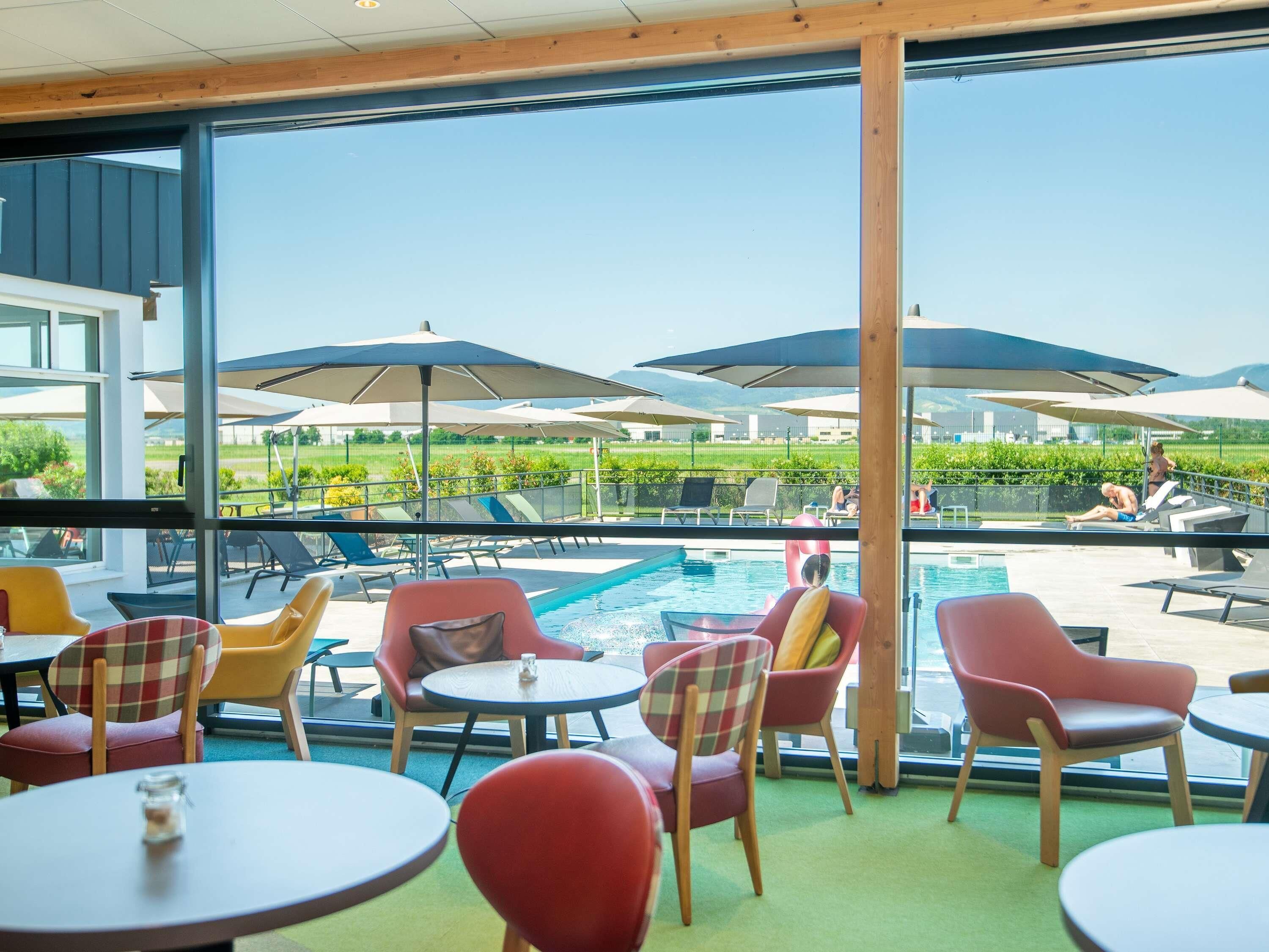 Sæsonbestemt udendørs pool, parasoller, liggestole
