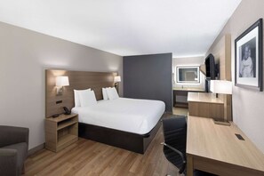 Escritorio, espacio para trabajar con laptop y cortinas blackout 