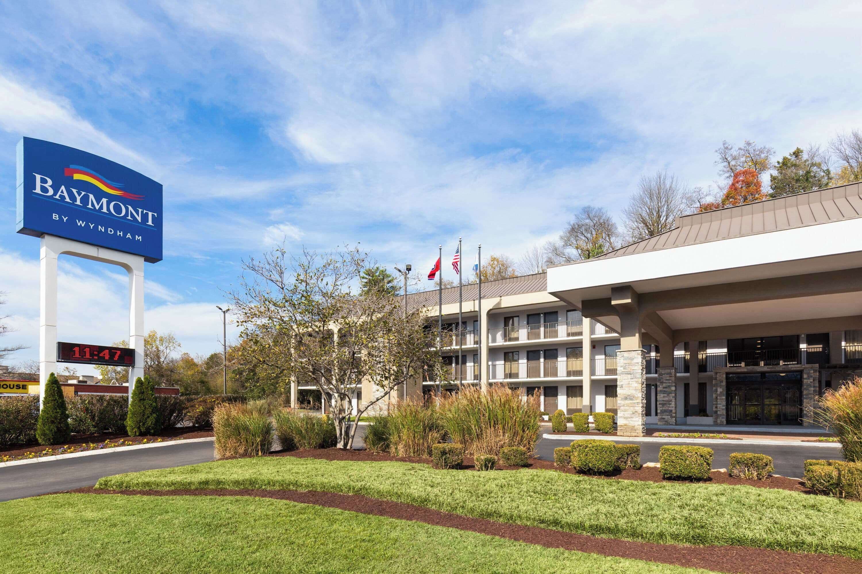 A hotel named Baymont by Wyndham with a digital clock displaying 11:47.