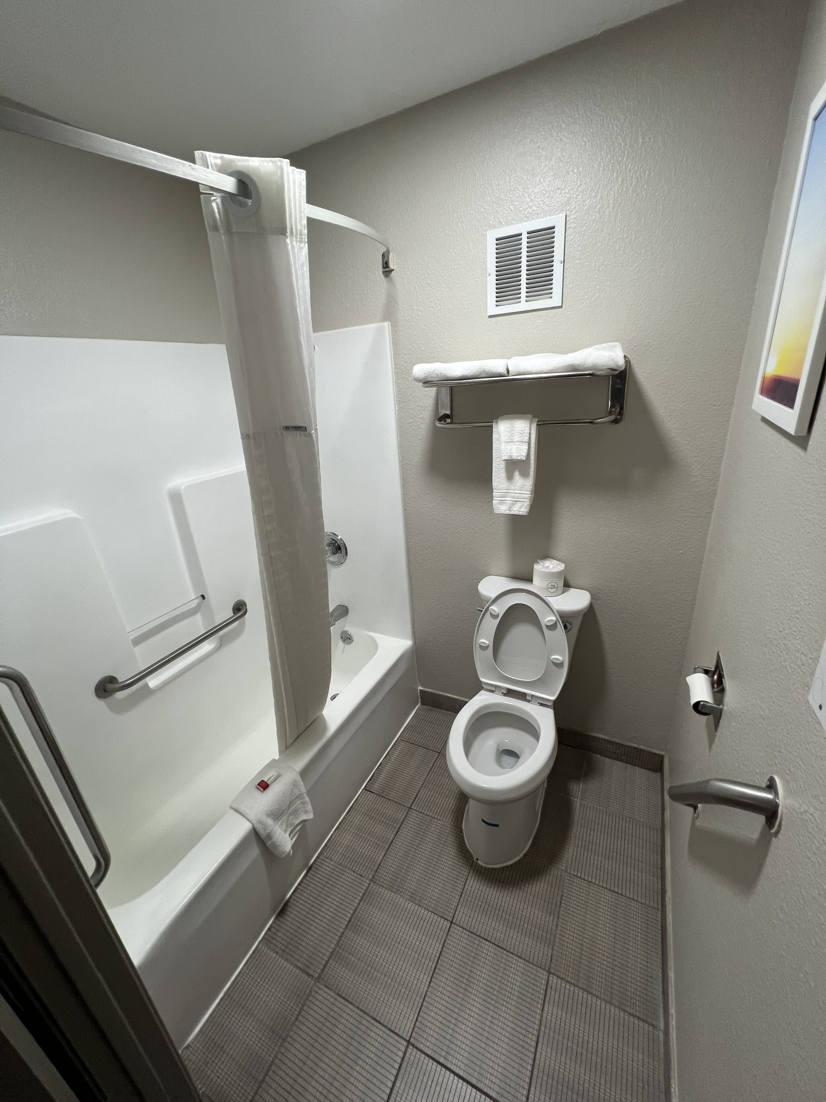 Un baño con bañera, inodoro y ducha.