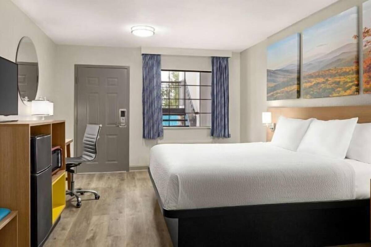 Una scrivania, ferro/asse da stiro, culle/letti per bambini (gratuiti)