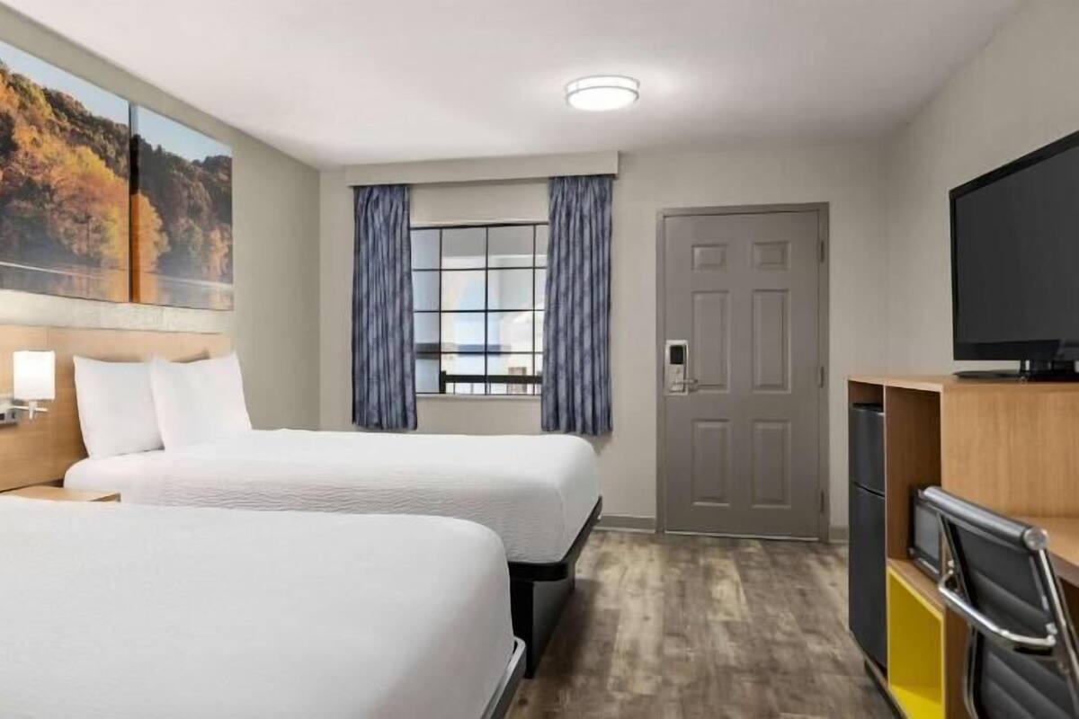 Una scrivania, ferro/asse da stiro, culle/letti per bambini (gratuiti)