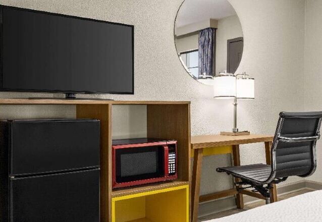 Skrivebord, strykejern/-brett og barnesenger (inkludert)