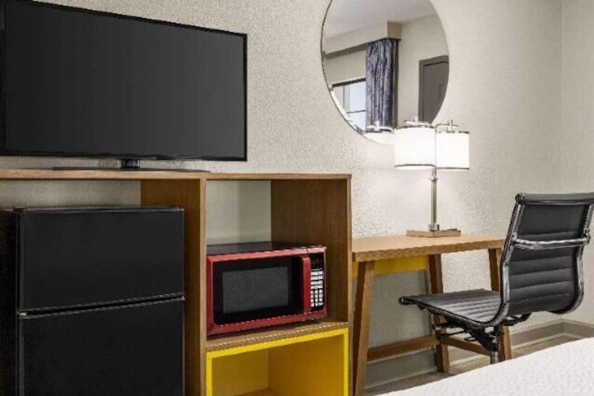 Skrivebord, strykejern/-brett og barnesenger (inkludert)