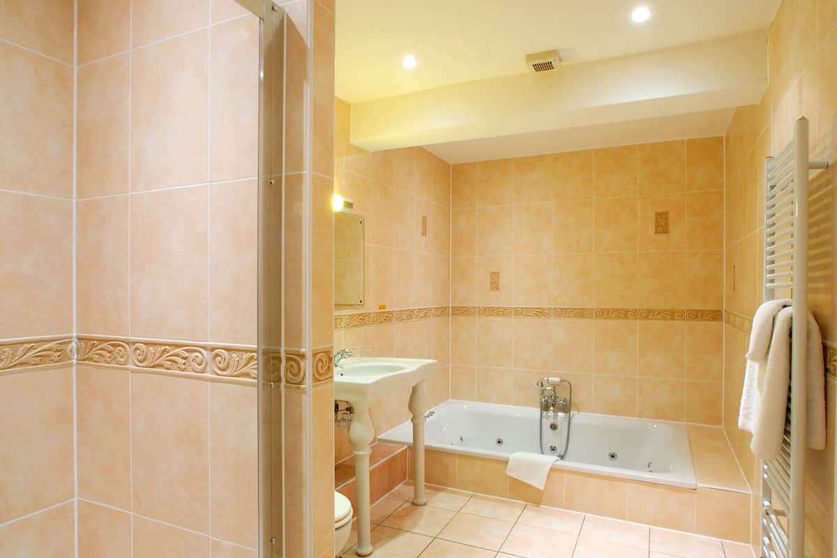 eco-friendly toiletries, bathrobes, towels