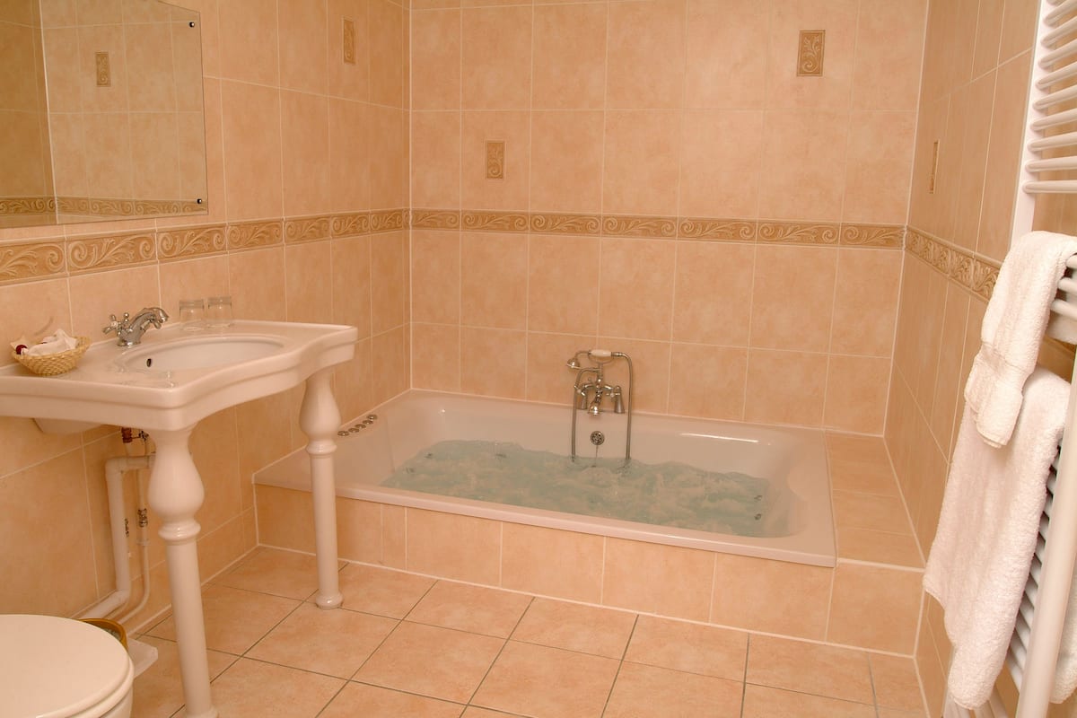 eco-friendly toiletries, bathrobes, towels