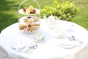 Breakfast, lunch, dinner served; British cuisine 