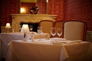 Breakfast, lunch, dinner served; British cuisine