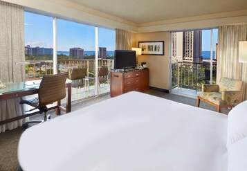 Deluxe Room, 1 King Bed, Partial Ocean View, Corner | Premium bedding, down duvets, pillow-top beds, in-room safe