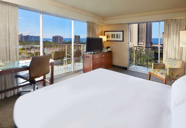 Deluxe Room, 1 King Bed, Partial Ocean View, Corner