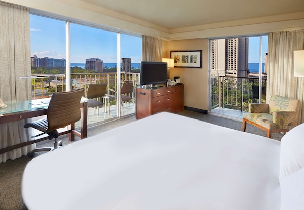 Deluxe Room, 1 King Bed, Partial Ocean View, Corner | Premium bedding, down comforters, pillowtop beds, in-room safe