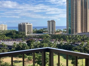 DoubleTree by Hilton Hotel Alana - Waikiki Beach Reviews, Deals
