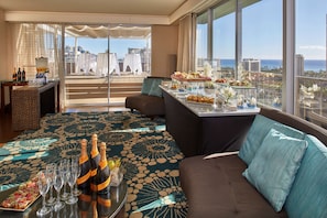 Suite, Corner (Diamond Head, Park Ocean View, Deck) | Restaurant | Breakfast and dinner served, American cuisine