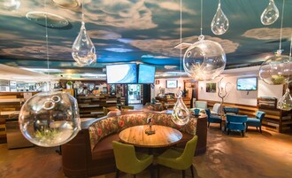 供应早餐和晚餐，美洲菜