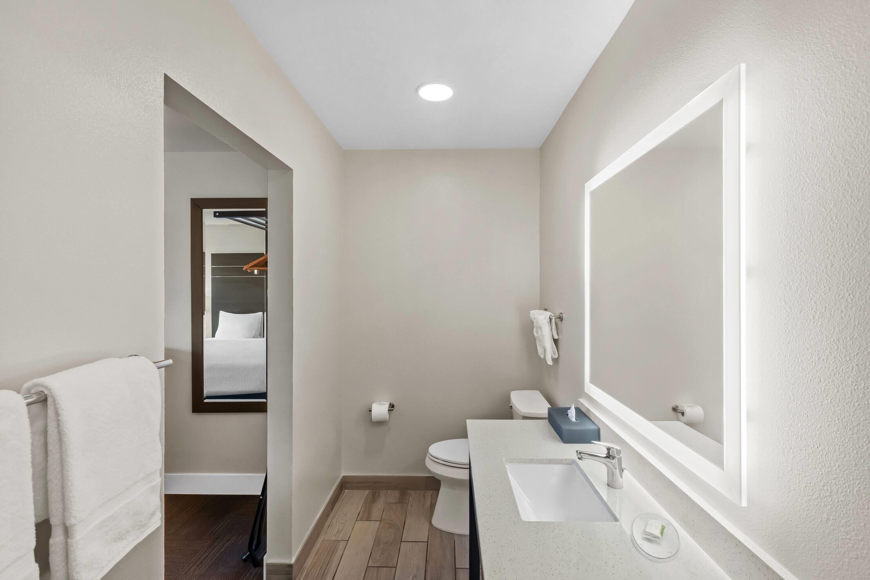 Standard Room, 1 King Bed | Bathroom | Free toiletries, hair dryer, towels