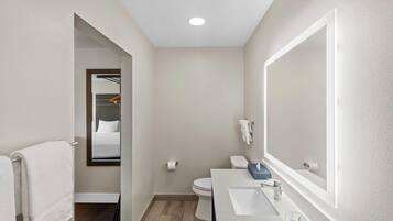 Standard Room, 1 King Bed | Bathroom | Free toiletries, hair dryer, towels