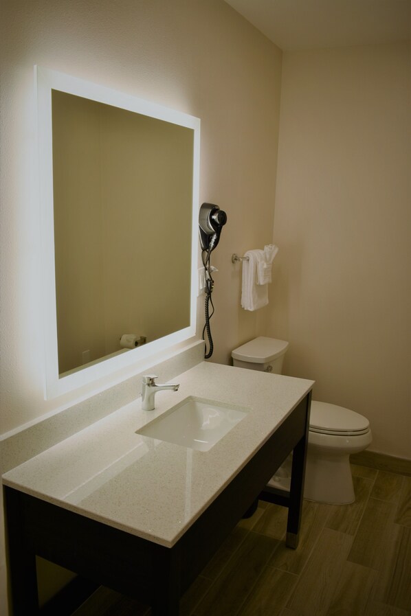 Ilmaiset hygieniatuotteet, hiustenkuivaaja, pyyhkeet