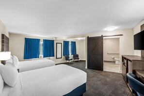 Huone, 2 parisänkyä, esteetön, tupakointi kielletty (Mobility/Hearing, Tub w/Grab Bars) | Työpöytä, vauvansängyt, ilmainen Wi-Fi, vuodevaatteet