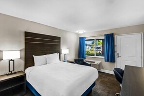 Room, 1 Queen Bed, Accessible, Non Smoking (Mobility/Hearing, Roll-In Shower) | Desk, cribs/infant beds, free WiFi, bed sheets - Travelodge by Wyndham Santa Rosa Wine Country (Santa Rosa)