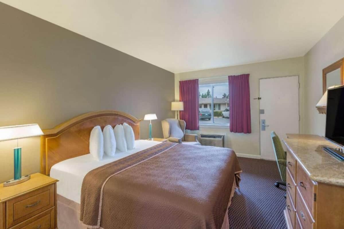 Desk, cribs/infant beds, free WiFi, bed sheets