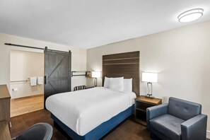 Rom, 1 queensize-seng, tilgjengelighetstilpasset, ikke-røyk (Mobility/Hearing, Roll-In Shower) | Skrivebord, barnesenger, wi-fi (inkludert) og sengetøy