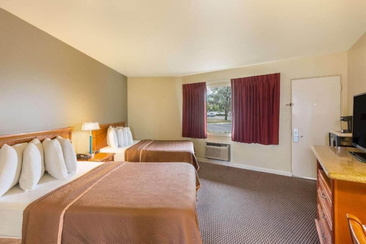 Desk, cribs/infant beds, free WiFi, bed sheets