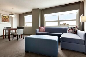 Una televisión de pantalla plana, una estación de conexión para iPod