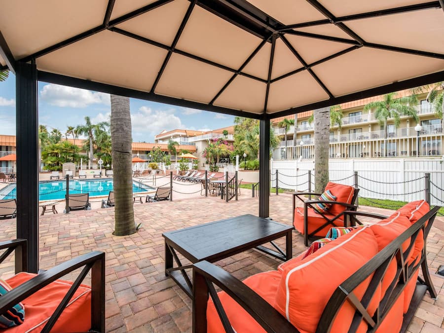 Hồ bơi ngoài trời