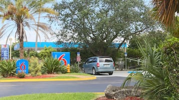 Estacionamento sem manobrista (sujeito a cobrança): USD 5 por estadia