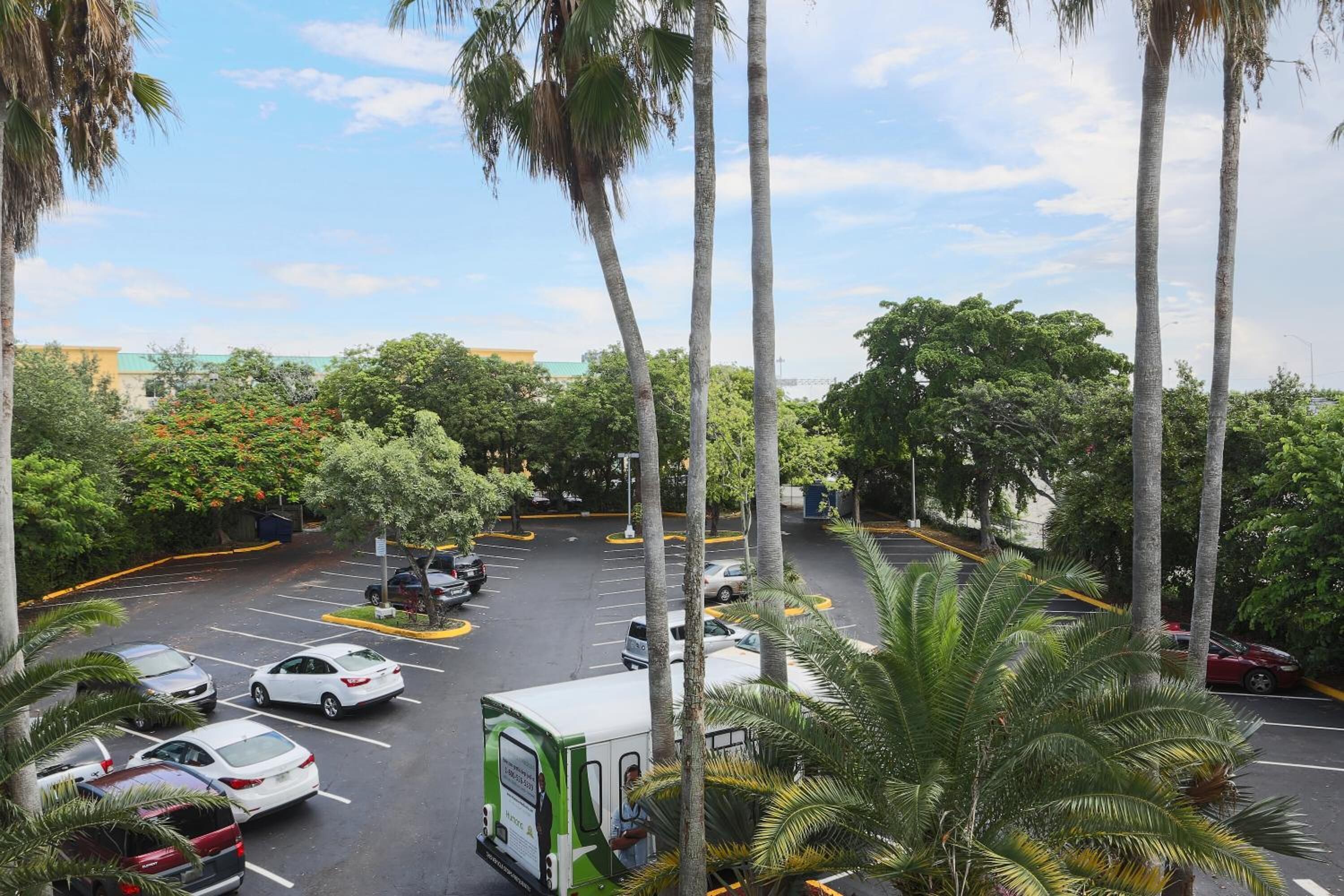 Estacionamiento: 5 por estadía