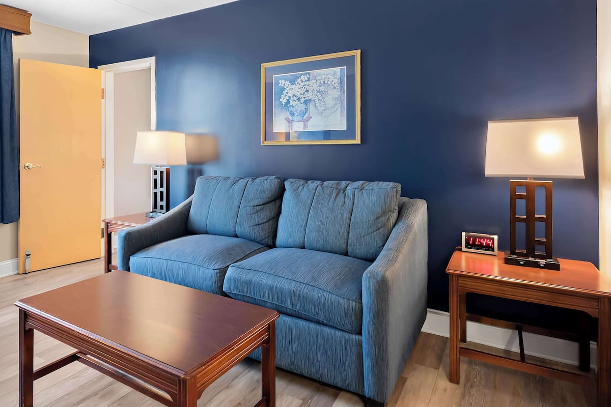 Suite, 2 Queen Beds, Non Smoking, Refrigerator (Larger Room)