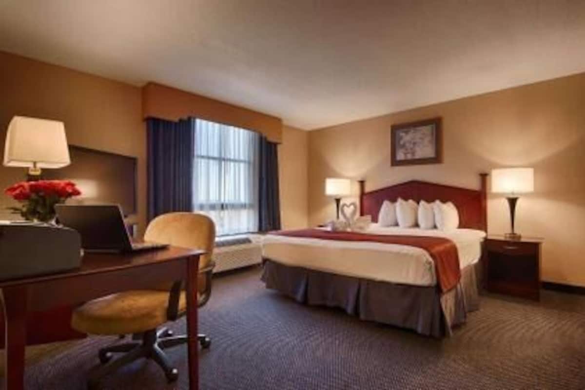 In-room safe, desk, laptop workspace, blackout drapes