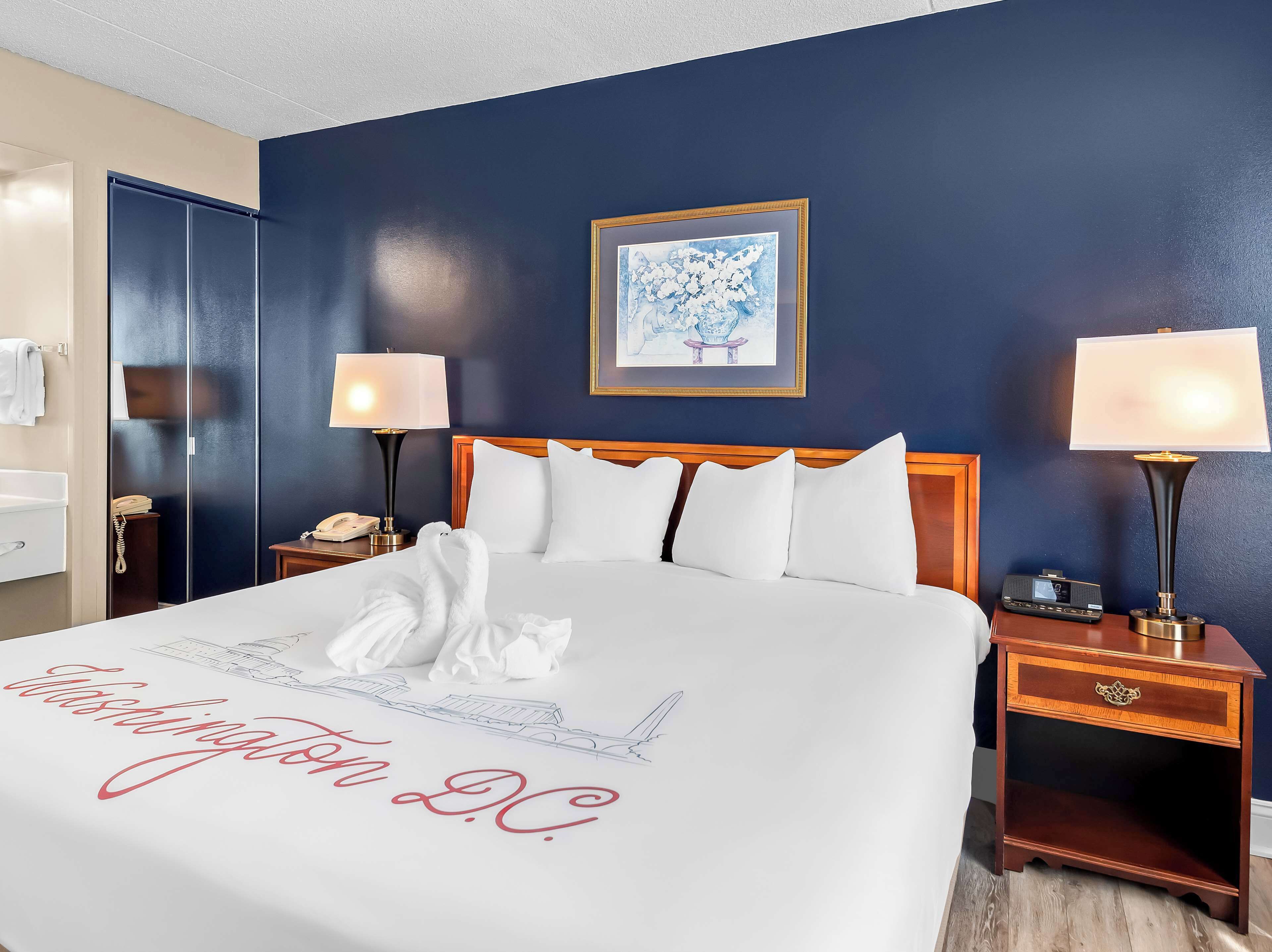 Standard Room, 1 King Bed, Non Smoking, Refrigerator & Microwave | In-room safe, desk, laptop workspace, blackout drapes