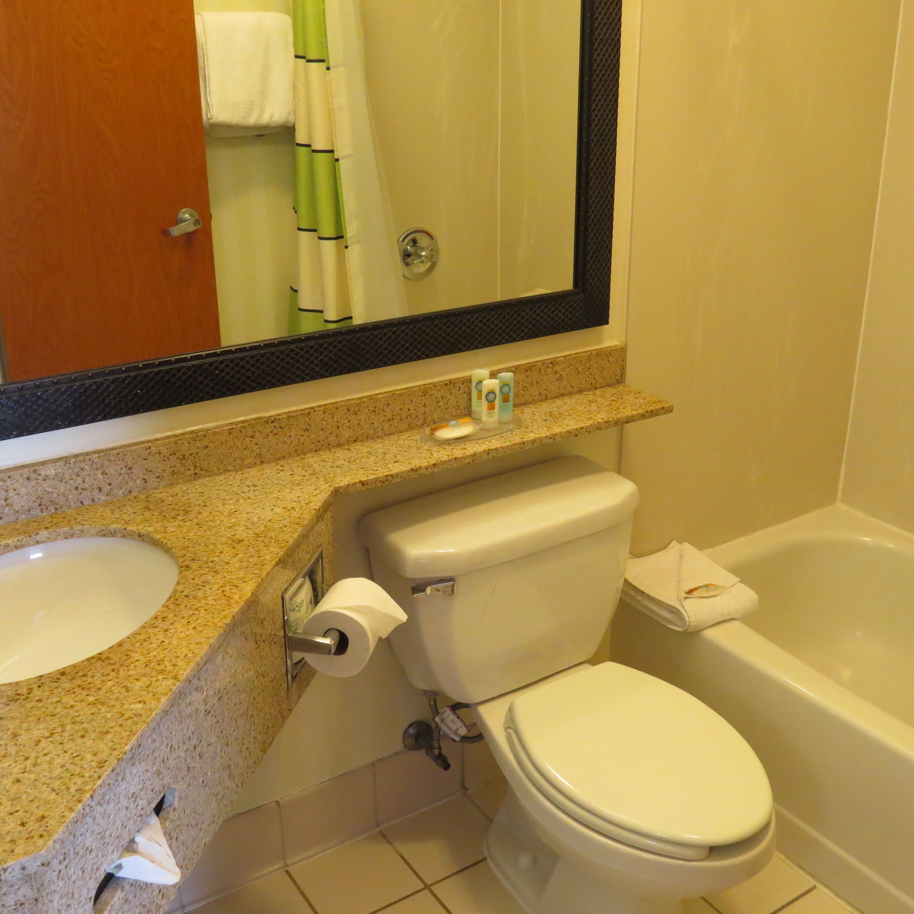 Un baño con lavamanos, inodoro y bañera.